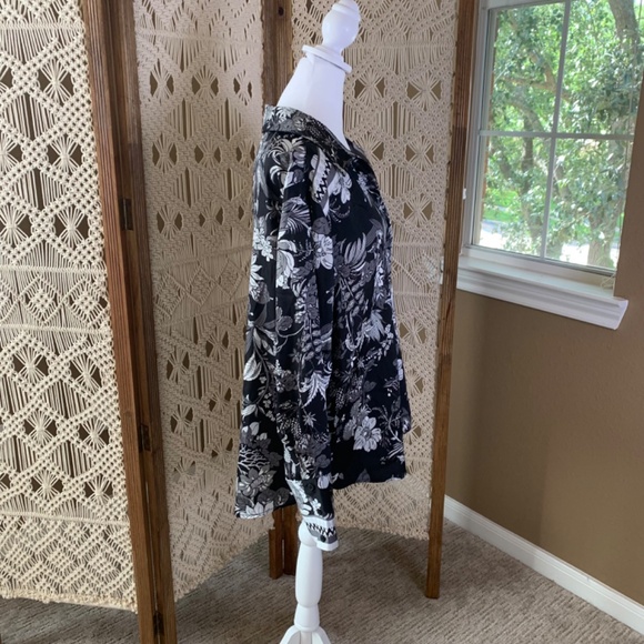 Black and white floral XL Womens Blouse Long Sleeve Button-Up Collar Flowy Light - Picture 4 of 9